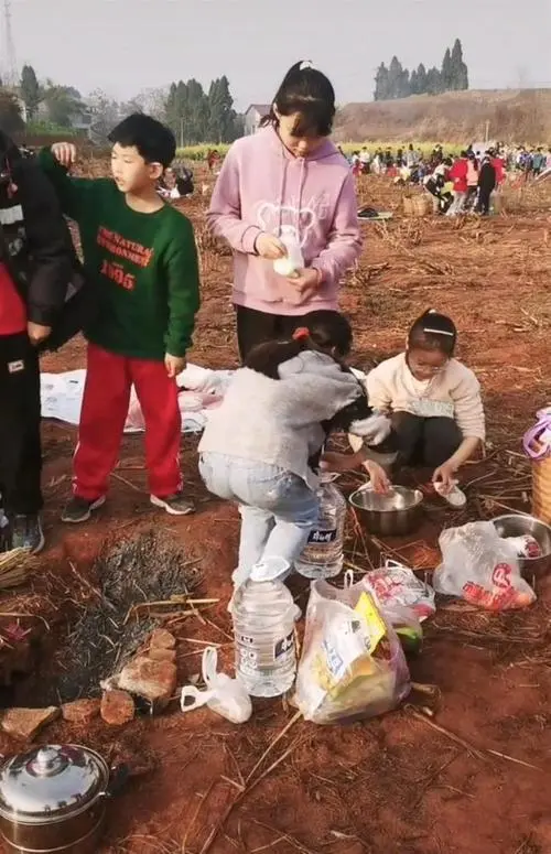 靓丽的风景线！小学生带着锅碗瓢盆去春游